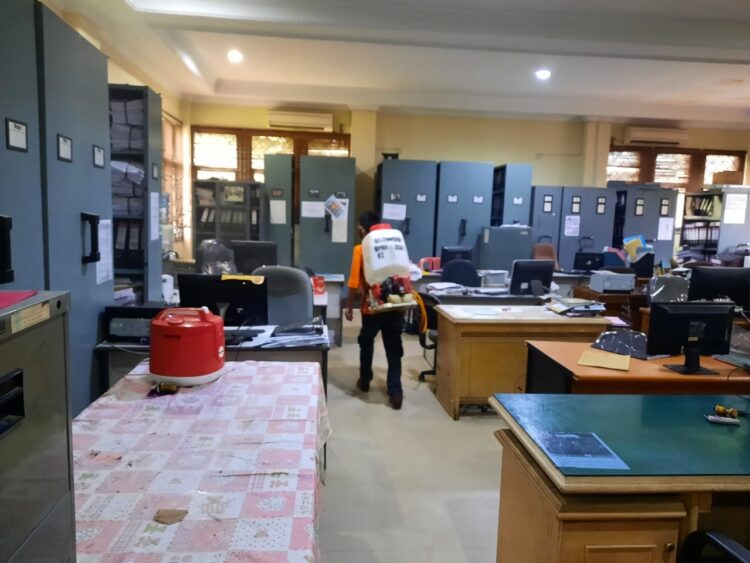 PENYEMPROTAN. Petugas dari Satgas Percepatan Penanganan Covid-19 Kabupaten Lampung Timur menyemprotkan cairan disinfektan di ruangan kantor Badan Pengelola Keuangan dan Aset Daerah (BPKAD) Lampung Timur, Kamis (28/1). Delapan pegawai kantor tersebut terpapar Covid-19.
LAMPUNG POST/DJONI HARTAWAN JAYA