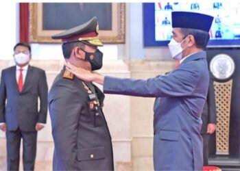 PELANTIKAN KAPOLRI. Presiden Joko Widodo menyematkan tanda pangkat kepada Kapolri Jenderal
Listyo Sigid Prabowo (kiri) saat upacara pelantikan di Istana Negara, Jakarta, Rabu (27/1). Listyo Sigid
Prabowo dilantik menjadi Kapolri menggantikan Idham Azis yang memasuki masa pensiun. ANTARA/HO/SETPRES-KRIS