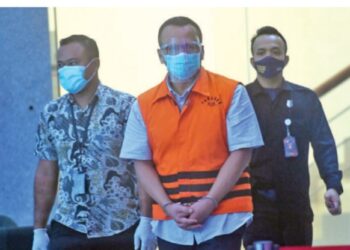 Mantan Menteri Kelautan dan Perikanan Edhy Prabowo (tengah) berjalan usai menjalani pemeriksaan di Gedung KPK, Jakarta. (ANTARA/AKBAR NUGROHO GUMAY)