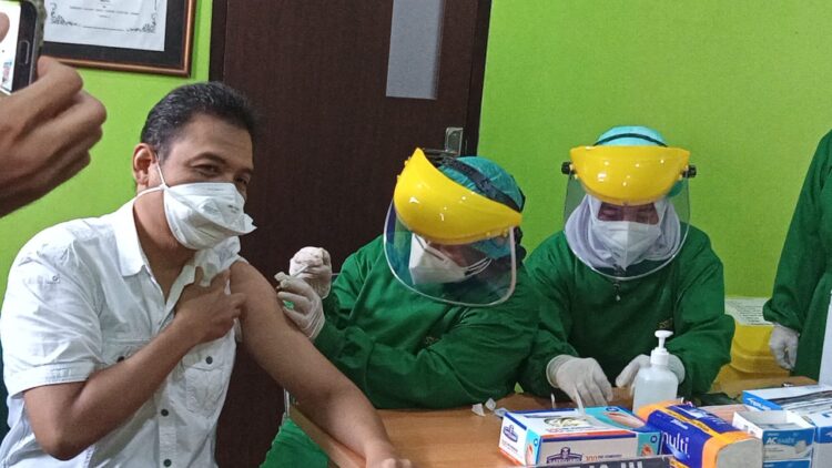 Ketua IDI Metro dr Agung Budi Prasetyo menjadi orang pertama yang diimunisasi vaksin Covid-19, Senin (25/1).