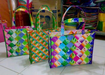 Tas dan dompet dari sampah plastik. (DOK)