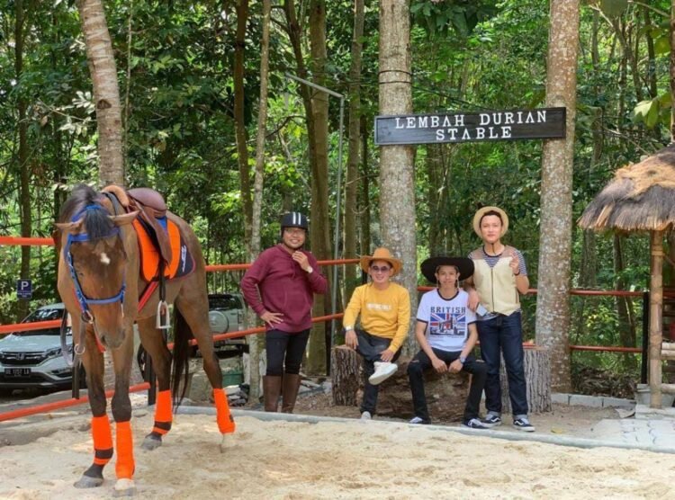 Berkuda di Lembah Durian. (LAMPUNG POST/APRIESTI)