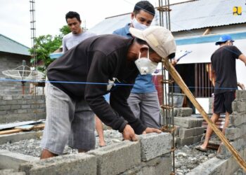 Anggota Kodim 0427/Way Kanan Melakukan Bedah Rumah