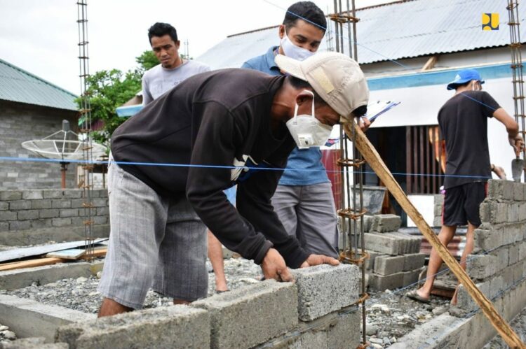 Anggota Kodim 0427/Way Kanan Melakukan Bedah Rumah