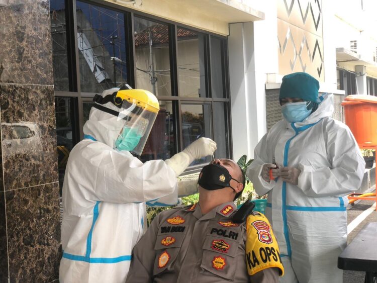 TES PCR ANGGOTA POLRI. Kapolresta Bandar Lampung Kombes Yan Budi Jaya menjalani tes polymerase chain reaction (PCR) yang juga diikuti 29 personel lainnya di Mapolresta Bandar Lampung, Kamis (7/1). Kegiatan kerja sama antara Polresta Bandar Lampung dan Dinas Kesehatan Kota Bandar Lampung sebagai upaya memutus mata rantai penyebaran Covid-19 di tubuh Polresta Bandar Lampung.
n ISTIMEWA