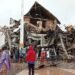 Warga mengamati Gedung Kantor Gubernur Sulawesi Barat yang rusak akibat gempa bumi,  di Mamuju, Sulawesi Barat, Jumat (15/1/2021). Petugas BPBD SUlawesi Barat masih mendata jumlah kerusakan dan korban akibat gempa bumi berkekuatan magnitudo 6,2 tersebut. ANTARA FOTO/Akbar Tado/wpa/hp.