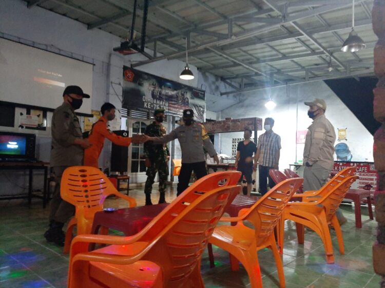 Razia prokes cafe-cafe di Bandar Lampung.