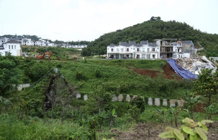 Suasana di areal pembangunan perumahan Citra Land yang mengalami longsor.(LAMPUNG POST/ZAINUDDIN)