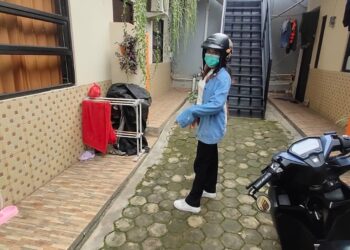 AKSI CURAMOR. Wulan menunjukkan posisi parkir motornya yang dicuri di indekos Jalan Jaya Marga, Gang Randu No. 45a, Segalamider, Tanjungkarang Barat, Rabu (6/1). Pelaku menodongkan senjata api dan menembakkan ke arah para penghuni indekos karena tepergok mencuri.
n LAMPUNG POST/ASRUL SEPTIAN MALIK