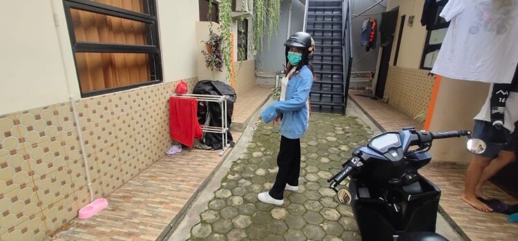 AKSI CURAMOR. Wulan menunjukkan posisi parkir motornya yang dicuri di indekos Jalan Jaya Marga, Gang Randu No. 45a, Segalamider, Tanjungkarang Barat, Rabu (6/1). Pelaku menodongkan senjata api dan menembakkan ke arah para penghuni indekos karena tepergok mencuri.
n LAMPUNG POST/ASRUL SEPTIAN MALIK