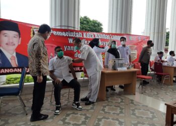 PENYUNTIKAN VAKSIN COVID-19. Ketua DPRD Bandar Lampung Wiyadi saat vaksinasi Covid-19 di halaman Pemkot Bandar Lampung, Jumat (15/1). Wali Kota Bandar Lampung Herman HN mengimbau masyarakat jangan ragu untuk divaksinasi karena vaksin telah melalui beberapa tahapan uji klinis.
LAMPUNG POST/SALDA ANDALA