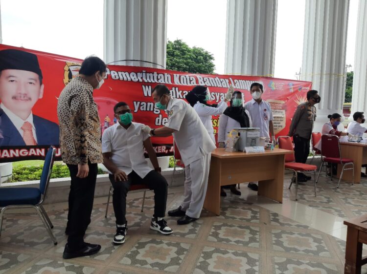 PENYUNTIKAN VAKSIN COVID-19. Ketua DPRD Bandar Lampung Wiyadi saat vaksinasi Covid-19 di halaman Pemkot Bandar Lampung, Jumat (15/1). Wali Kota Bandar Lampung Herman HN mengimbau masyarakat jangan ragu untuk divaksinasi karena vaksin telah melalui beberapa tahapan uji klinis.
LAMPUNG POST/SALDA ANDALA