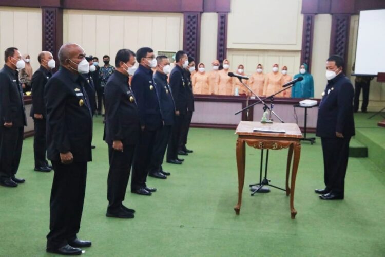 PELANTIKAN PEJABAT PEMPROV. Gubernur Lampung Arinal Djunaidi melantik dan mengambil sumpah jabatan penjabat pimpinan tinggi pratama di lingkungan Pemerintah Provinsi Lampung di Gedung Pusiban Kantor Gubernur Lampung, Jumat (15/1).
LAMPUNG POST/TIRYADI ISWORO