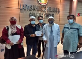 Abu Bakar Ba'asyir sesaat sebelum meninggalkan Lapas Kelas IIA Gunungsindur, Jawa Barat, Jumat 8 Januari (ANTARA/HO Istimewa/MEDCOM.ID)