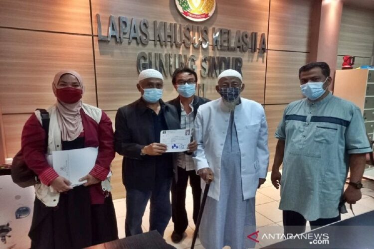 Abu Bakar Ba'asyir sesaat sebelum meninggalkan Lapas Kelas IIA Gunungsindur, Jawa Barat, Jumat 8 Januari (ANTARA/HO Istimewa/MEDCOM.ID)