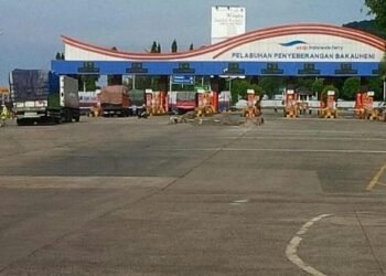 PPKM HARI PERTAMA. PPKM Jawa-Bali hari pertama, beberapa waktu lalu, tidak memengaruhi arus penyeberangan di Bakauheni. (LAMPUNG POST/AAN KRIDOLAKSONO)