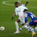 ALAVES VS REAL MADRID. Penyerang Real Madrid Vinicius Junior (kiri) bersaing dengan bek Alaves Martin Aguirregabiria (kanan) selama pertandingan sepak bola Liga Spanyol antara Deportivo Alaves dan Real Madrid CF di Stadion Mendizorroza di Vitoria, Sabtu (23/1).
(AFP/CESAR MANSO)