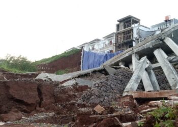 Puing-puing sisa dua unit rumah di Perumahan Citra Land yang roboh beberapa waktu lalu. (dok)