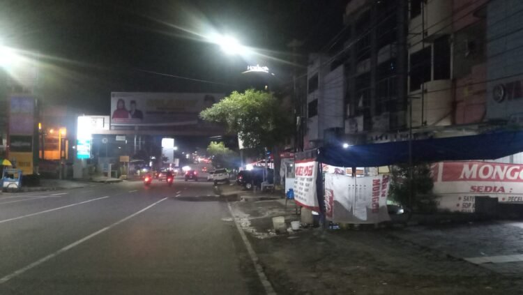 PKL hingga pasar modern patuhi aturan jam malam di Kota Bandar Lampung. (Lampost.co/Umar Robbani)