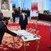 Jenderal Listyo Sigit Prabowo disaksikan Presiden Jokowi menandatangani berita acara pelantikan, di Istana Negara, Jakarta, Rabu, 27 Januari 2021. (Foto: Sekretariat Kepresidenan)