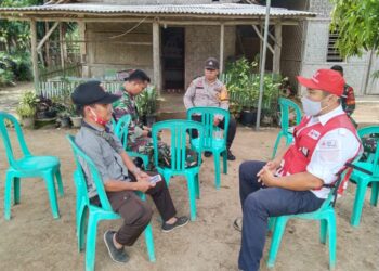 PMI Tubaba memberikan pendampingan kepada keluarga korban jatuhnya pesawat Sriwijaya Air SJ-182 di Tubaba, Senin, 11 Januari 2021. LAMPUNG POST/MERWAN