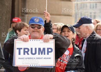 Ilustrasi: Pendukung Trump mendukung di Opera House  Saint Louis, Kota  Missouri, Amerika Serikat/ISTOCKPHOTO.COM