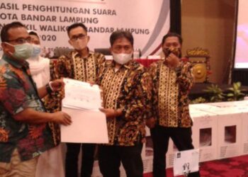 Foto: Sejumlah komisioner menunjukkan hasil  Pengumuman Rekapitulasi Hasil Perhitungan Perolehan Suara Pemilihan Walikota dan Wakil Walikota Bandar Lampung Tahun 2020 beberapa waktu lalu. Foto diunduh dari https://kpu-bandarlampungkota.go.id/