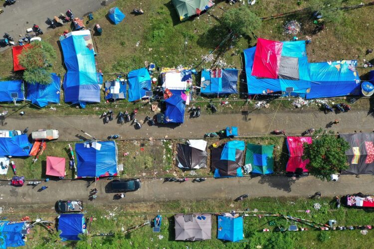 Foto aerial tenda pengungsi di kompleks Stadion Manakarra, Mamuju, Sulawesi Barat, Senin (18/1). (ANTARA FOTO/SIGID KURNIAWAN)
