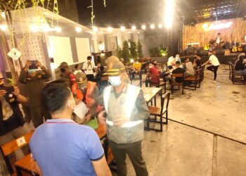 Petugas bertanya kepada pengunjung kafe yang mengabaikan protokol kesehatan. FOTO : DOK LAMPUNG POST