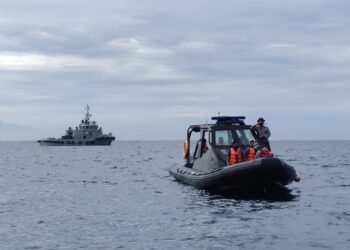 Petugas mencari puing dan korban Sriwijaya Air SJ-182/Medcom.id/Yurike.