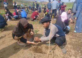 Semangat menanam pohon demi menjaga lingkungan hidup. (DOK.MI)