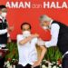 Presiden Joko Widodo (tengah) bersiap disuntik dosis pertama vaksin Covid-19 produksi Sinovac oleh vaksinator Wakil Ketua Dokter Kepresidenan Prof Abdul Mutalib (kanan) di beranda Istana Merdeka, Jakarta, Rabu (13/1). Penyuntikan perdana vaksin Covid-19 kepada Presiden Joko Widodo tersebut menandai dimulainya program vaksinasi di Indonesia.
(ANTARA FOTO/HO/SETPRES-AGUS SUPARTO)