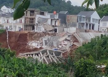 Ambruknya dua unit rumah di Citra Land akibat longsor berada pada tanah hasil timbunan. (Lampost.co/Asrul Septian Malik)