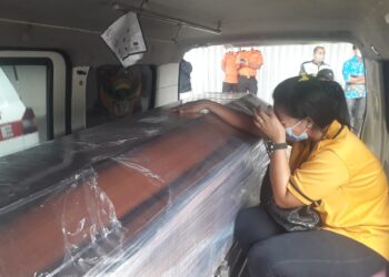 Jenazah korban tragedi jatuhnya Pesawat Sriwijaya Air SJ182, Sugiono Efendi dan Yohanes asal Tiyuh Totomakmur, Kecamatan Batuputih, Kabupaten Tulangbawang Barat, tiba di Bandara Radin Inten II. (Lampost.co/Andi Apriadi)