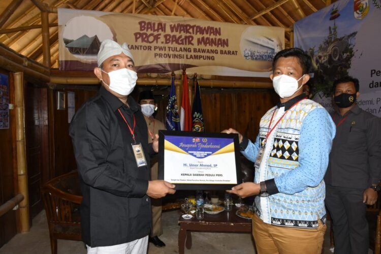 Bupati Umar Ahmad menerima penghargaan berupa Anugerah Tjindarboemi dari PWI Provinsi Lampung saat HUT ke-75 Persatuan Wartawan Indonesia (PWI), Rabu (9/2). Pada kesempatan itu juga Umar Ahmad meresmikan Balai Wartawan Prof Bagir Manan dan Kantor Sekretariat PWI Tubaba.
ISTIMEWA