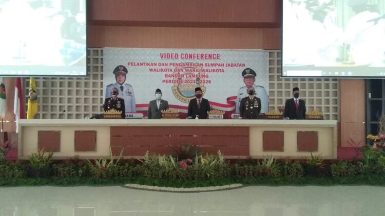Forkompinda Kota Bandar Lampung saat mengikuti konferensi video pelantikan dan pengambilan sumpah jabatan wali kota dan wakil wali kota Bandar Lampung periode 2021—2026 di DPRD Kota Bandar Lampung, Jumat (26/2). Usai konferensi video dilanjutkan sidang paripurna istimewa DPRD Kota Bandar Lampung dalam rangka penyampaina pidato wali kota Bandar Lampung masa jabatan 2021—2026.
ISTIMEWA