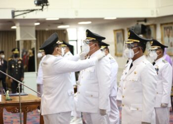 Gubernur Lampung Arinal Djunaidi melantik dan mengambil sumpah Bupati dan Wakil Bupati Lampung Tengah hasil Pemilihan Kepala Daerah (Pilkada) serentak 9 Desember 2020 Musa Ahmad-Ardito Wijaya di Balai Keratun Lantai III Kompleks Kantor Gubernur Lampung, Jumat (26/2).
ISTIMEWA