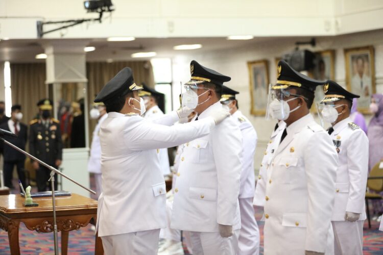 Gubernur Lampung Arinal Djunaidi melantik dan mengambil sumpah Bupati dan Wakil Bupati Lampung Tengah hasil Pemilihan Kepala Daerah (Pilkada) serentak 9 Desember 2020 Musa Ahmad-Ardito Wijaya di Balai Keratun Lantai III Kompleks Kantor Gubernur Lampung, Jumat (26/2).
ISTIMEWA