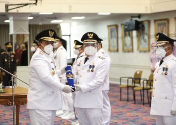 Gubernur Lampung Arinal Djunaidi melantik dan mengambil sumpah Wali Kota dan Wakil Wali Kota Metro Wahdi dan Qomaru Zaman di Balai Keratun Lantai III Kompleks Kantor Gubernur Lampung, Jumat (26/2). Usai pelantikan dilanjutkan serah terima jabatan (sertijab) dari Plh Wali Kota Misnan kepada Wali Kota Metro, Wahdi dan Wakil Wali Kota Metro Qomaru Zaman yang digelar di aula Sekretariat Kota Metro.
ISTIMEWA