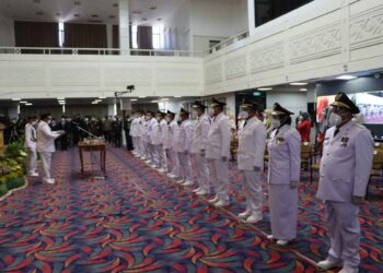 Gubernur Lampung Arinal Djunaidi melantik dan mengambil sumpah tujuh kepala daerah di Lampung hasil Pemilihan Kepala Daerah (Pilkada) serentak 9 Desember 2020 di Balai Keratun Lantai III Kompleks Kantor Gubernur Lampung, Jumat (26/2).
ISTIMEWA