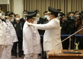 Gubernur Lampung Arinal Djunaidi melantik dan mengambil sumpah Bupati dan Wakil Bupati Lampung Timur  hasil Pemilihan Kepala Daerah (Pilkada) serentak 9 Desember 2020 M Dawam Rahardjo-Azwar Hadi di Balai Keratun Lantai III Kompleks Kantor Gubernur Lampung, Jumat (26/2).
ISTIMEWA