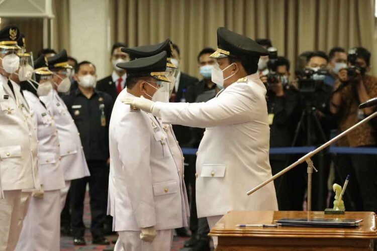 Gubernur Lampung Arinal Djunaidi melantik dan mengambil sumpah Bupati dan Wakil Bupati Lampung Timur  hasil Pemilihan Kepala Daerah (Pilkada) serentak 9 Desember 2020 M Dawam Rahardjo-Azwar Hadi di Balai Keratun Lantai III Kompleks Kantor Gubernur Lampung, Jumat (26/2).
ISTIMEWA