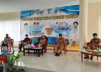 Bupati Pringsewu Sujadi, Wakil Bupati Pringsewu Fauzi, Kadiskominfo Samsir Kasim, Ketua DPRD Pringsewu Suherman, dan Kapolres Pringsewu AKBP Hamid Andri Soemantri saat pencanangan vaksin perdana Kabupaten Pringsewu, Selasa (2/2).
DOK PEMKAB PRINGSEWU