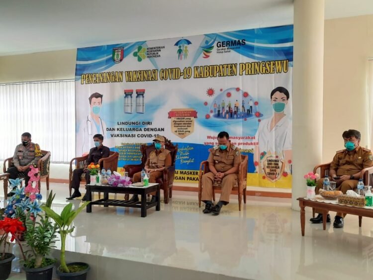 Bupati Pringsewu Sujadi, Wakil Bupati Pringsewu Fauzi, Kadiskominfo Samsir Kasim, Ketua DPRD Pringsewu Suherman, dan Kapolres Pringsewu AKBP Hamid Andri Soemantri saat pencanangan vaksin perdana Kabupaten Pringsewu, Selasa (2/2).
DOK PEMKAB PRINGSEWU