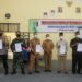 Forkompinda Lampung Timur menghadiri vaksinasi covid 19 perdana digelar oleh Pemkab Lamtim, di aula RSUD Sukadana, Senin (1/2). Tim Satgas Percepatan Penanganan Covid 19 Kabupaten Lampung Timur juga terus melakukan operasi yustisi untuk menekan penyebaran covid-19 di Lamtim.
DOK PEMKAB LAMTIM