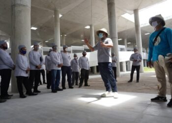 Bupati Tulangbawang Barat Umar Ahmad menjelaskan konsep Pasar Wisata Pulungkencana kepada aparatur tiyuh yang menjadi peserta musrenbang dan Field Trip 2021 di kota budaya uluan nughik Kecamatan Tulangbawang Tengah, Rabu (10/2).
n LAMPUNG POST/MERWAN