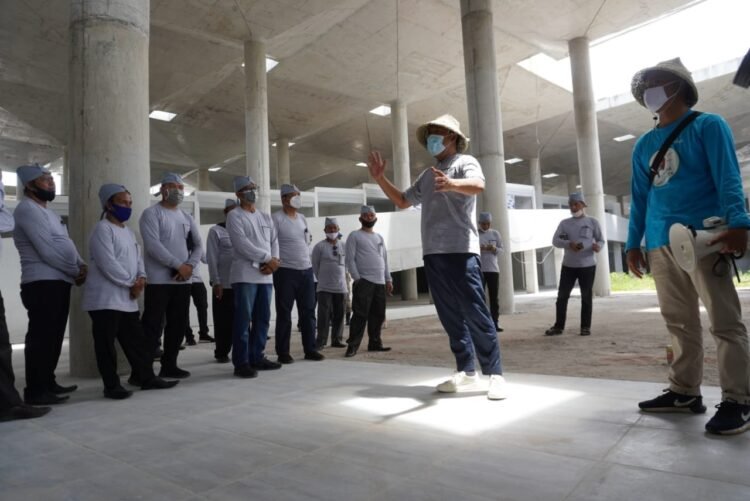 Bupati Tulangbawang Barat Umar Ahmad menjelaskan konsep Pasar Wisata Pulungkencana kepada aparatur tiyuh yang menjadi peserta musrenbang dan Field Trip 2021 di kota budaya uluan nughik Kecamatan Tulangbawang Tengah, Rabu (10/2).
n LAMPUNG POST/MERWAN