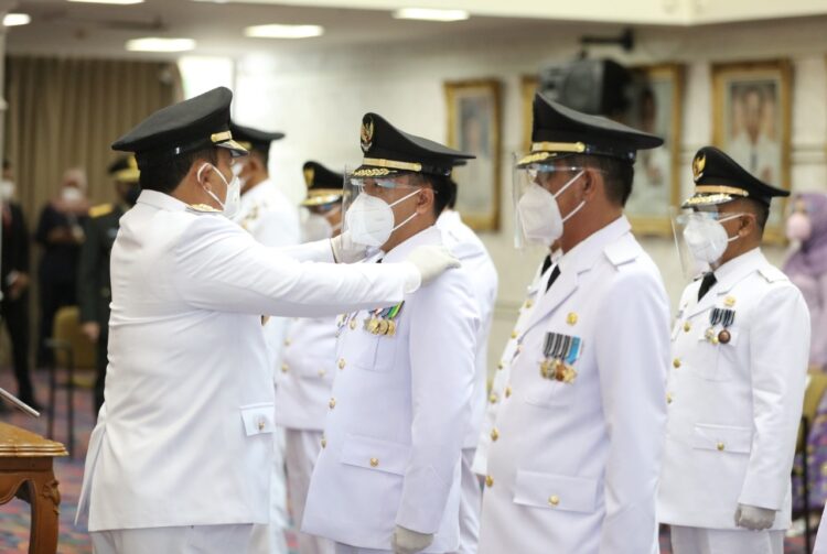 Gubernur Lampung Arinal Djunaidi melantik dan mengambil sumpah Bupati dan Wakil Bupati Way Kanan hasil Pemilihan Kepala Daerah (Pilkada) serentak 9 Desember 2020 Raden Adipati Surya-Ali Rahman di Balai Keratun Lantai III Kompleks Kantor Gubernur Lampung, Jumat (26/2).
ISTIMEWA