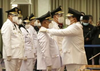 Gubernur Lampung Arinal Djunaidi melantik dan mengambil sumpah Bupati dan Wakil Bupati Lampung Selatan hasil Pemilihan Kepala Daerah (Pilkada) serentak 9 Desember 2020  Nanang Ermanto-Pandu Kesuma Dewangsa di Balai Keratun Lantai III Kompleks Kantor Gubernur Lampung, Jumat (26/2).
ISTIMEWA