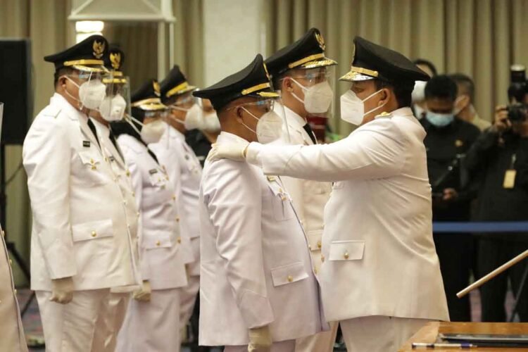 Gubernur Lampung Arinal Djunaidi melantik dan mengambil sumpah Bupati dan Wakil Bupati Lampung Selatan hasil Pemilihan Kepala Daerah (Pilkada) serentak 9 Desember 2020  Nanang Ermanto-Pandu Kesuma Dewangsa di Balai Keratun Lantai III Kompleks Kantor Gubernur Lampung, Jumat (26/2).
ISTIMEWA